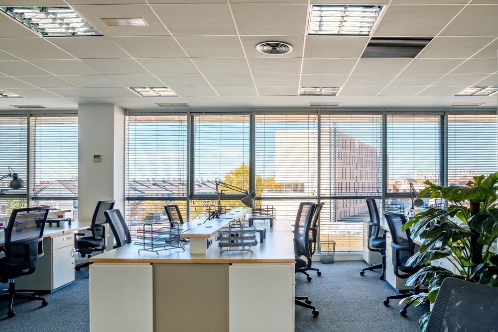 Modern corporate workspace featuring collaborative areas and premium furnishings from the best b2b retailer for affordable office furniture.